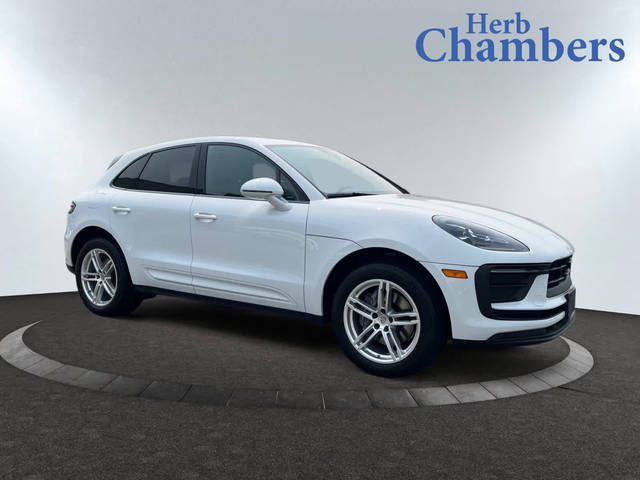 2022 Porsche Macan  AWD photo