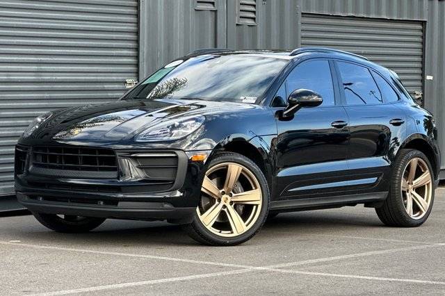 2022 Porsche Macan  AWD photo