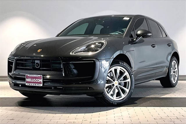 2022 Porsche Macan  AWD photo