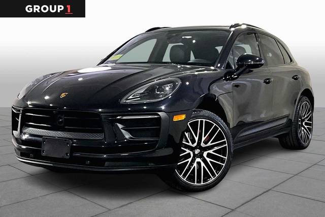 2022 Porsche Macan  AWD photo