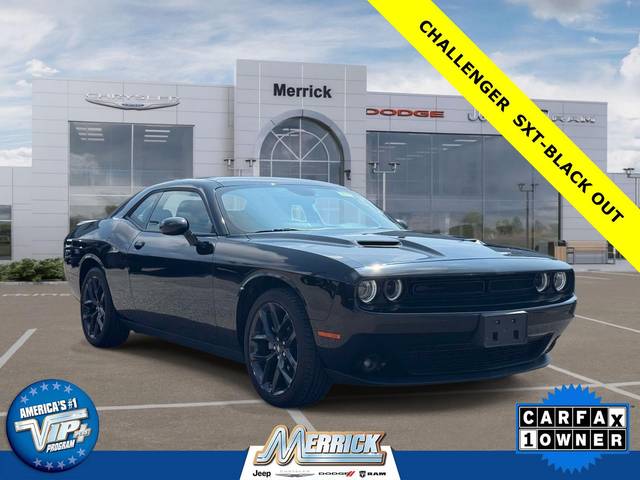 2022 Dodge Challenger SXT RWD photo