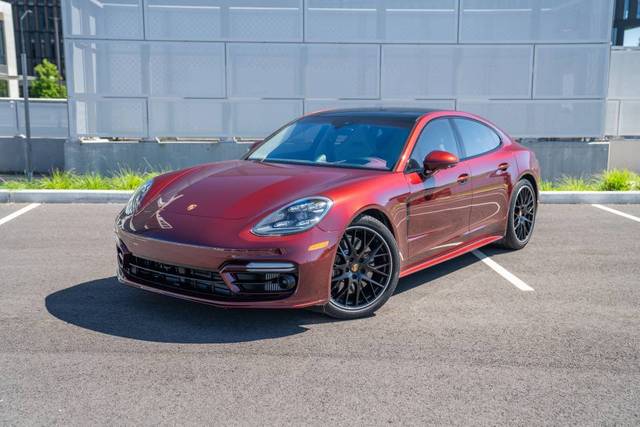 2022 Porsche Panamera GTS AWD photo