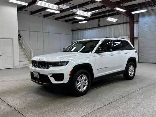 2022 Jeep Grand Cherokee Laredo 4WD photo