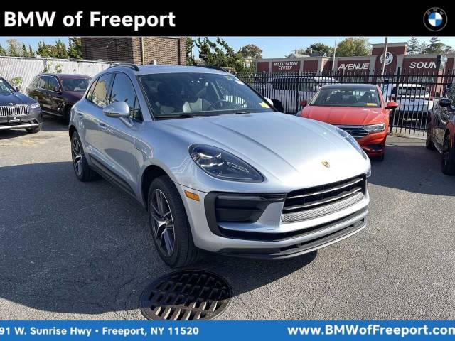 2022 Porsche Macan  AWD photo