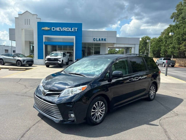 2020 Toyota Sienna XLE FWD photo