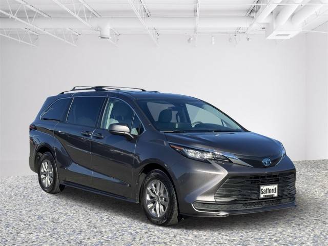 2022 Toyota Sienna LE FWD photo