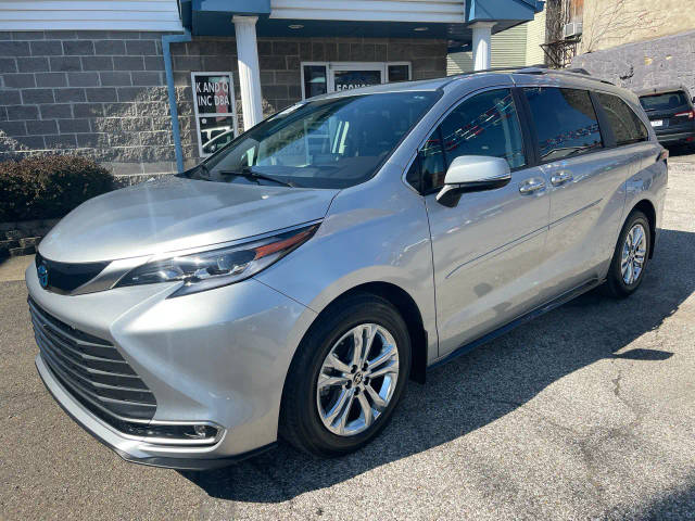 2022 Toyota Sienna Platinum AWD photo