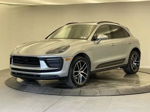 2022 Porsche Macan  AWD photo