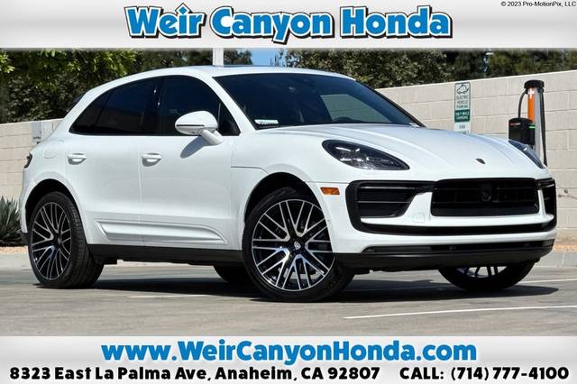 2022 Porsche Macan  AWD photo