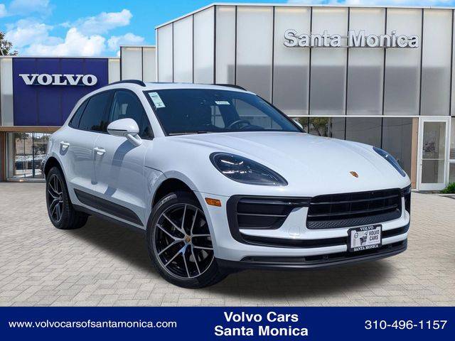 2022 Porsche Macan  AWD photo