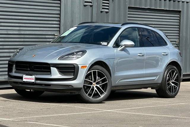 2022 Porsche Macan  AWD photo