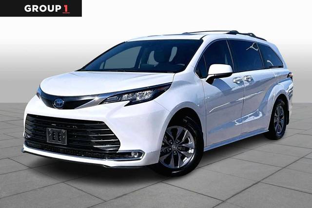 2022 Toyota Sienna XLE FWD photo
