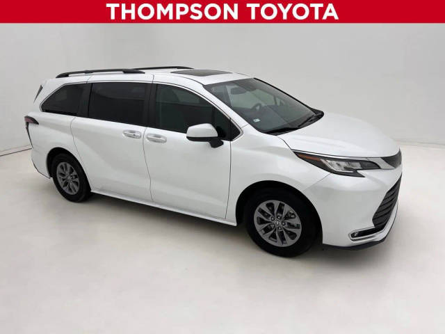 2022 Toyota Sienna XLE FWD photo