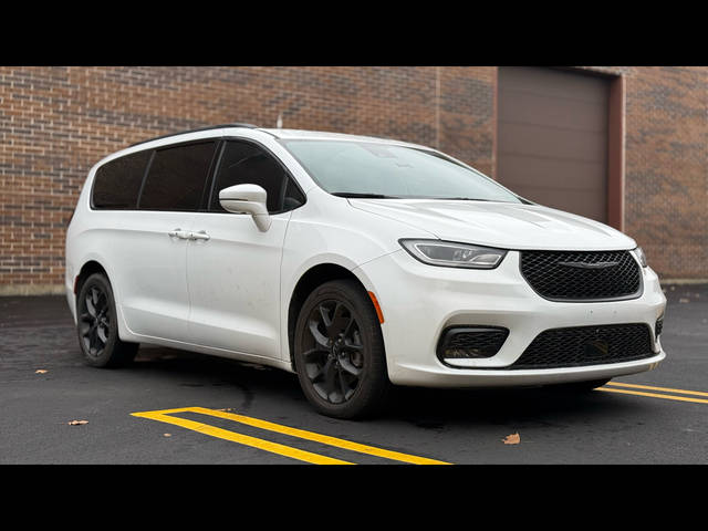 2022 Chrysler Pacifica Minivan Touring L AWD photo