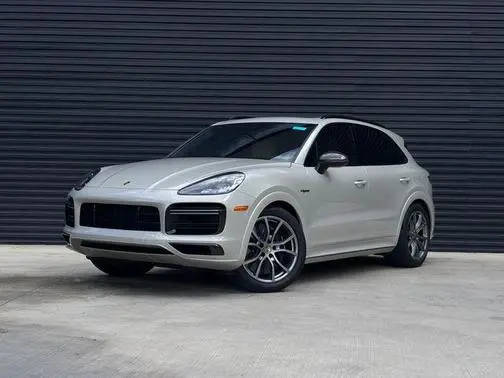 2022 Porsche Cayenne Turbo S E-Hybrid AWD photo