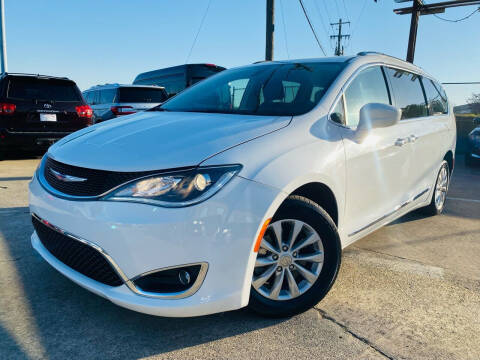 2019 Chrysler Pacifica Minivan Touring L FWD photo