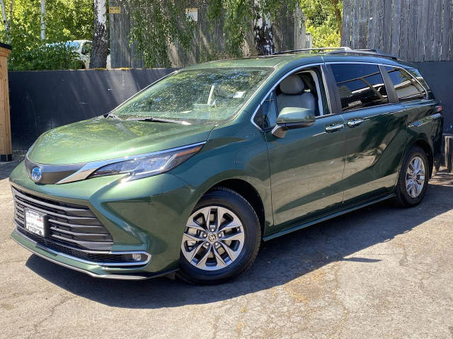 2022 Toyota Sienna XLE FWD photo