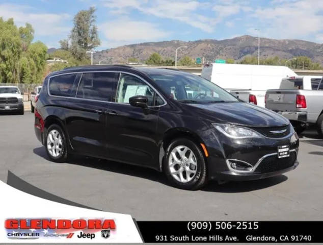 2020 Chrysler Pacifica Minivan Touring FWD photo