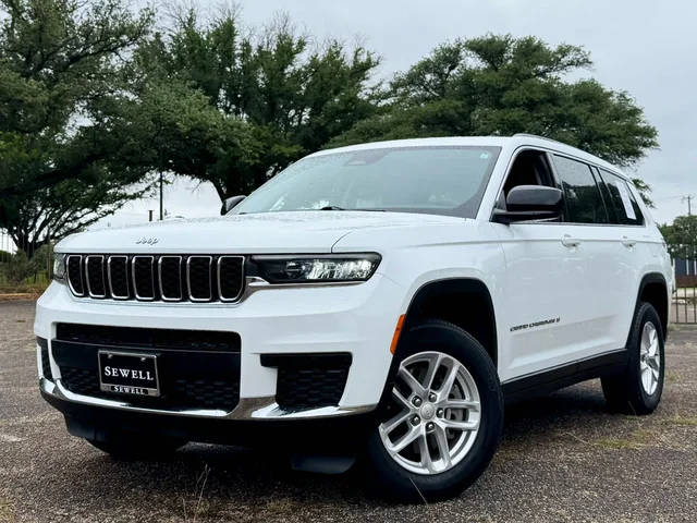 2022 Jeep Grand Cherokee L Laredo 4WD photo