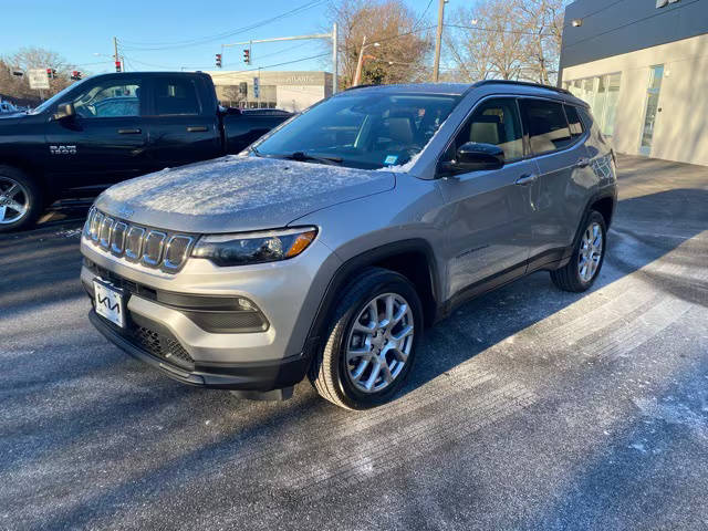 2022 Jeep Compass Latitude Lux 4WD photo