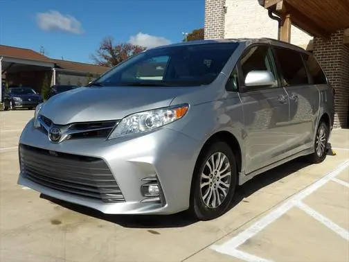 2020 Toyota Sienna XLE FWD photo