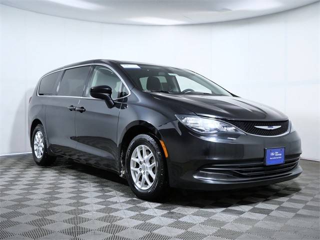 2018 Chrysler Pacifica Minivan Touring FWD photo
