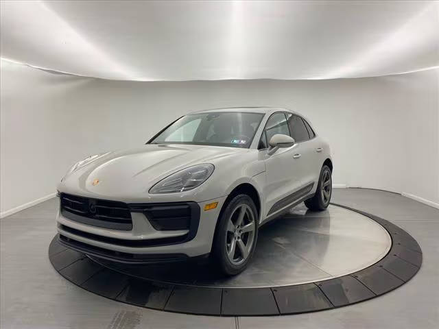 2022 Porsche Macan  AWD photo