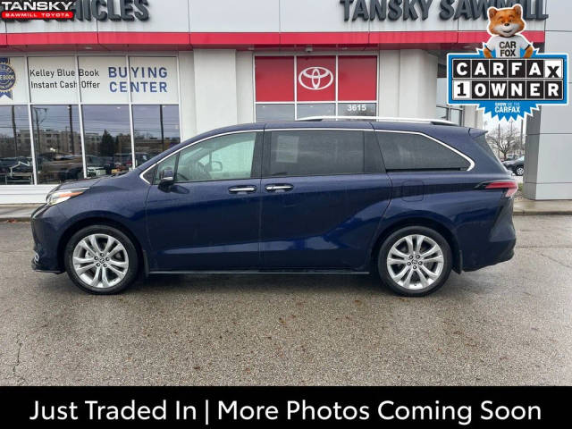 2022 Toyota Sienna Platinum FWD photo
