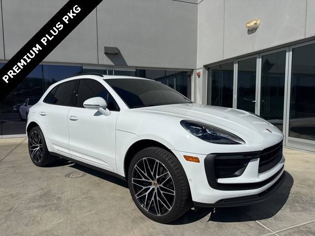 2022 Porsche Macan  AWD photo