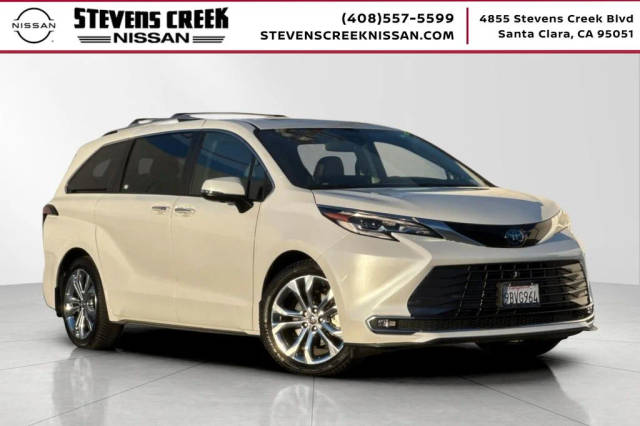 2022 Toyota Sienna Platinum FWD photo