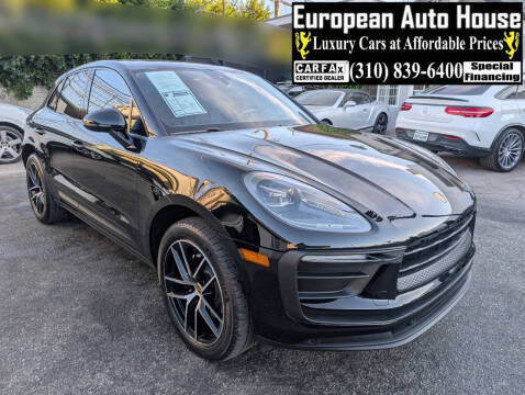 2022 Porsche Macan  AWD photo