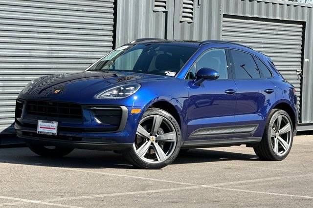 2022 Porsche Macan  AWD photo