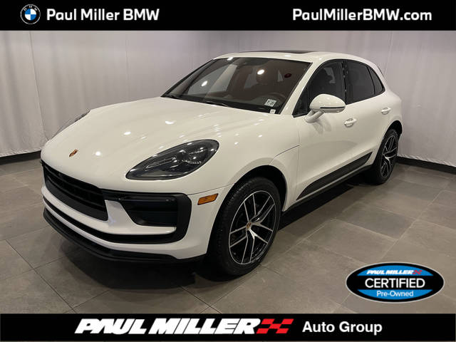 2022 Porsche Macan  AWD photo