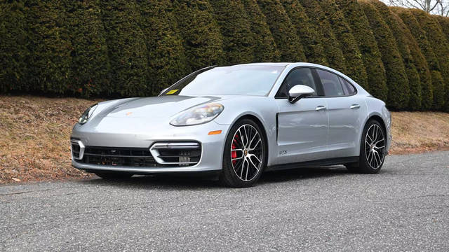 2022 Porsche Panamera GTS AWD photo