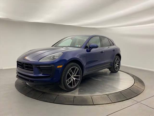 2022 Porsche Macan  AWD photo