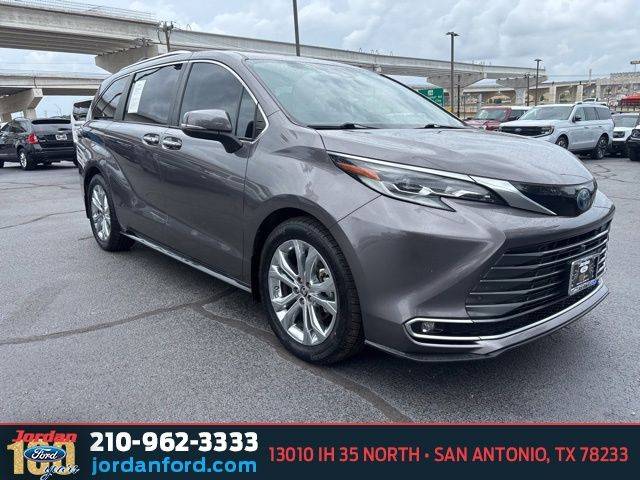 2022 Toyota Sienna Platinum FWD photo