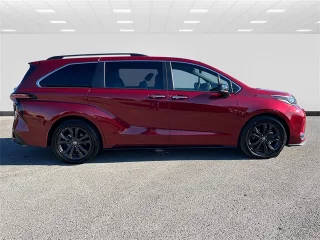 2022 Toyota Sienna XSE FWD photo