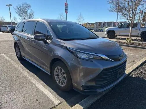 2021 Toyota Sienna LE FWD photo