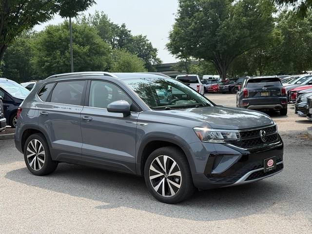 2022 Volkswagen Taos SE AWD photo