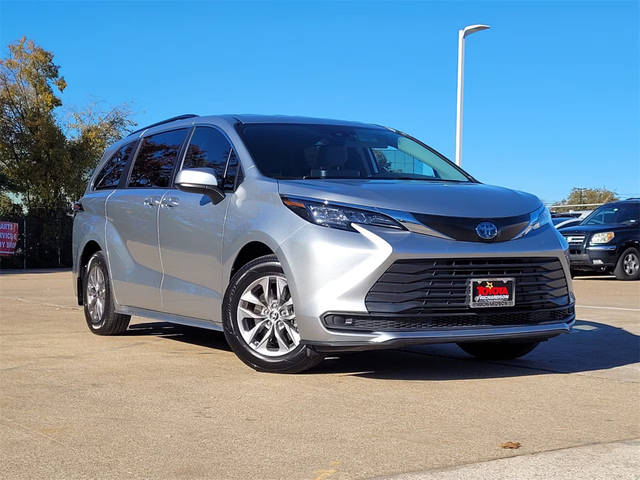 2022 Toyota Sienna LE FWD photo