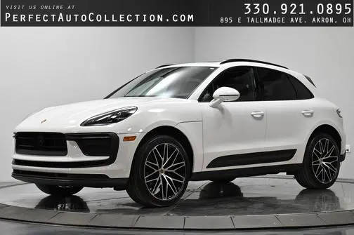 2023 Porsche Macan  AWD photo