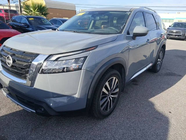 2022 Nissan Pathfinder Platinum FWD photo