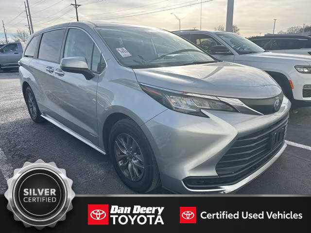 2021 Toyota Sienna LE FWD photo