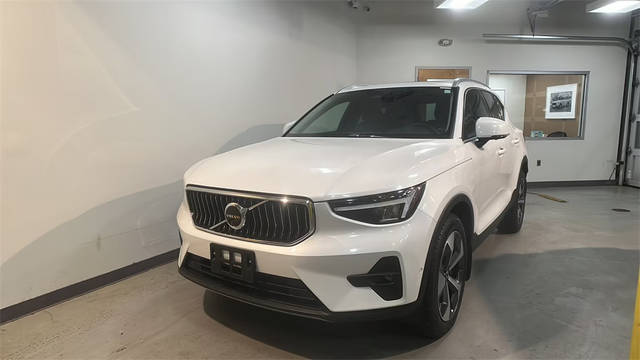 2023 Volvo XC40 Plus Bright Theme AWD photo