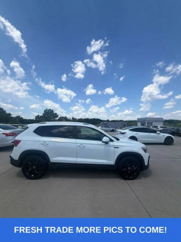 2022 Volkswagen Taos SE FWD photo