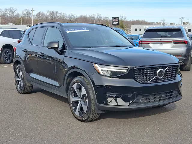 2023 Volvo XC40 Plus Dark Theme AWD photo