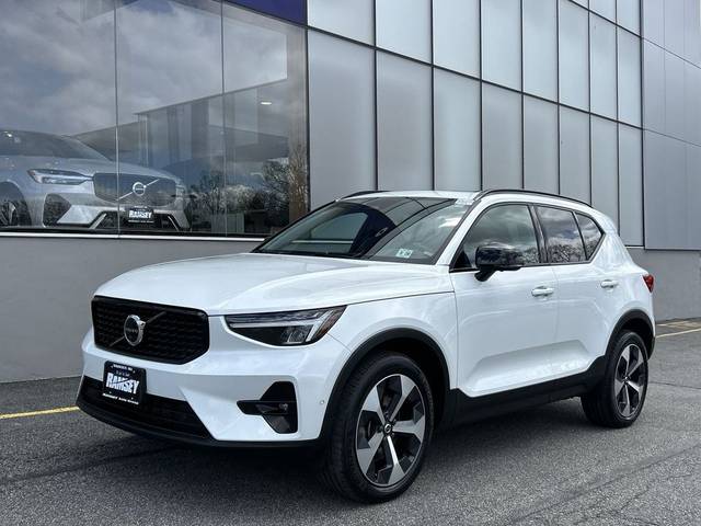 2023 Volvo XC40 Plus Dark Theme AWD photo