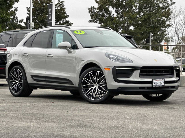 2022 Porsche Macan  AWD photo