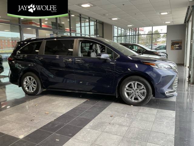 2022 Toyota Sienna Platinum AWD photo