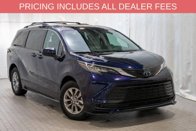 2022 Toyota Sienna LE FWD photo